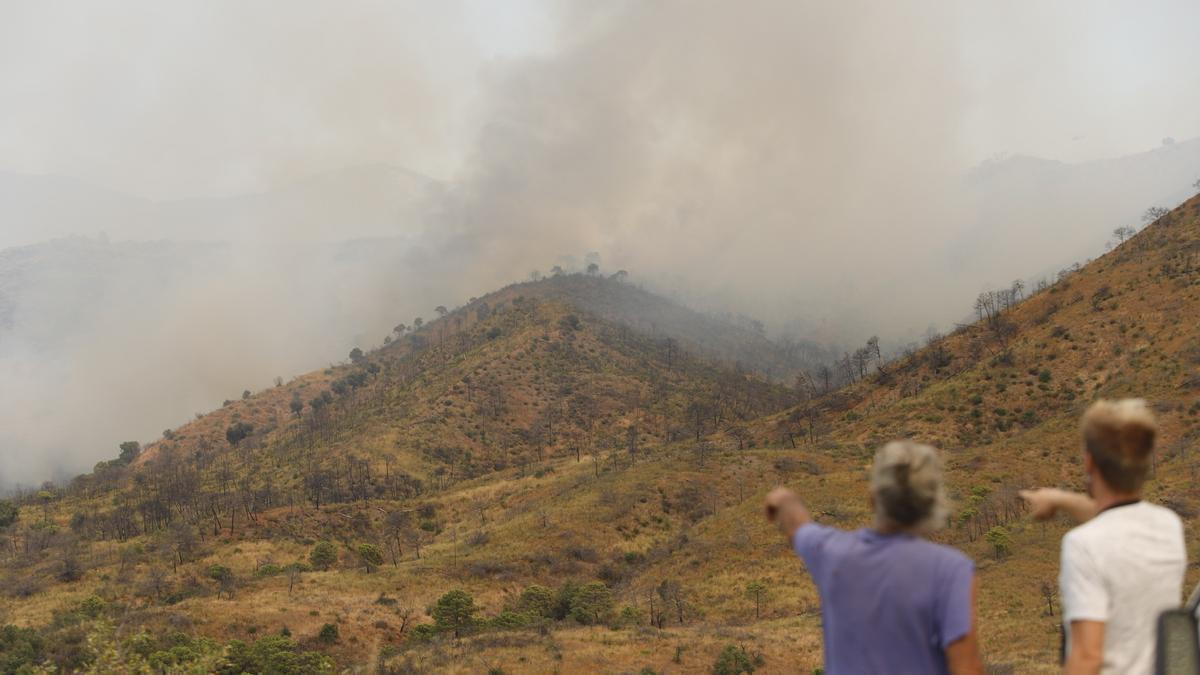 Un incendio en Sierra Bermeja provoca el desalojo de 500 personas