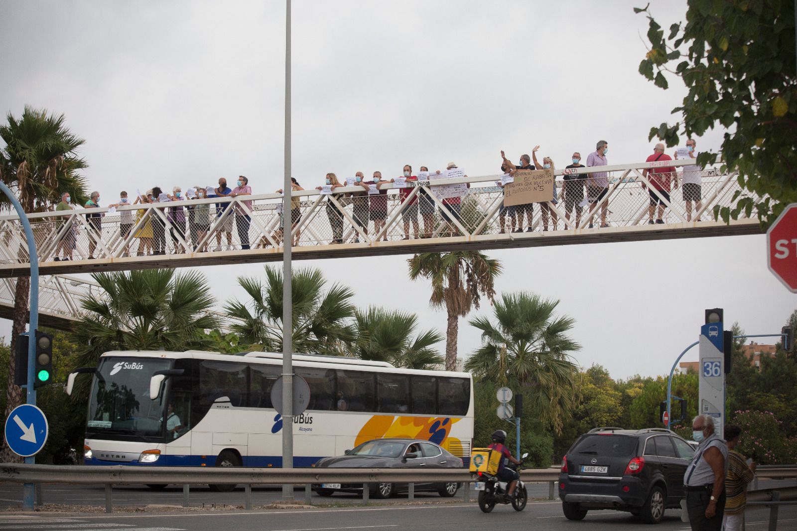 Vecinos de Rabasa protestan para que vuelva la linea 5 del autobus