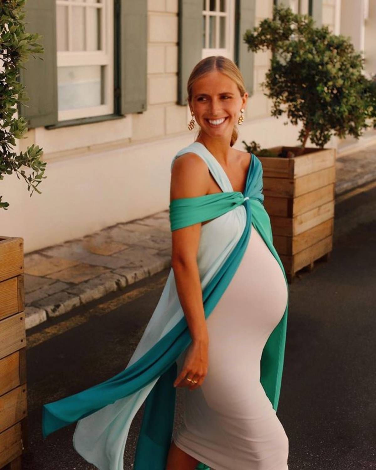 Lucía Bárcena, la perfecta invitada embarazada con vestido de alquiler de Rental Mode Madrid