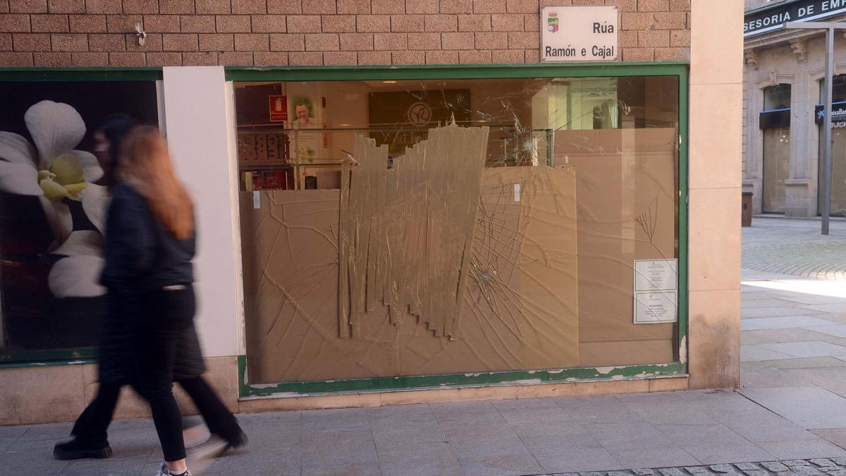 El escaparate que rompió junto a otra persona en Vilagarcía.