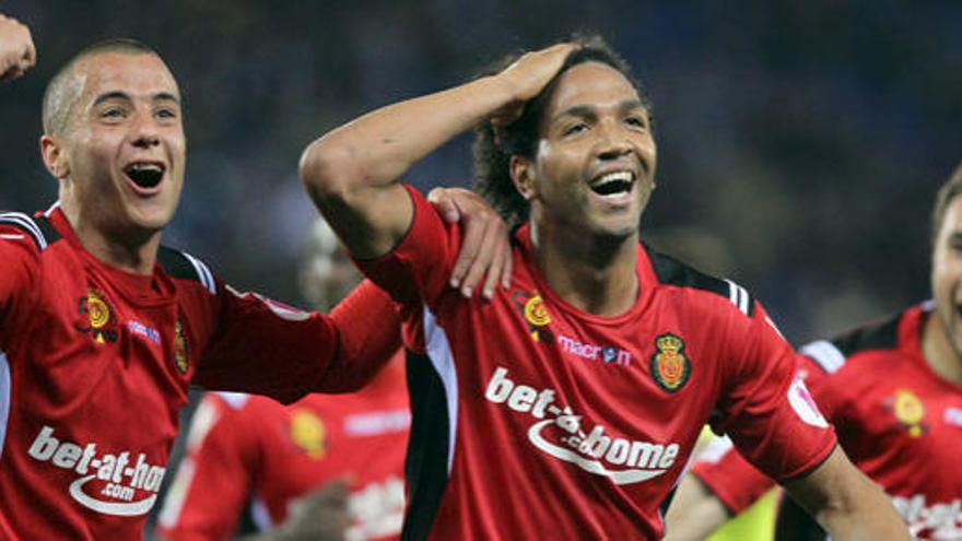 El extremo del Real Mallorca Emilio Nsue celebra su gol.