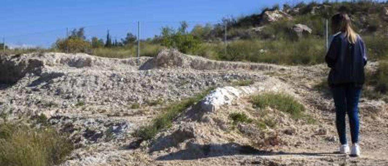 A la izquierda, restos de la balsa de la época romana encontradas en el Juncaret. A la derecha, uno de los fragmentos del canal.