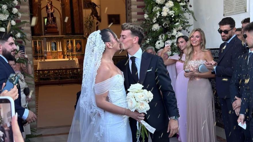 Antonio Blanco y Paola Melgar, hija del ex del Córdoba CF Miguel Melgar, se dan el «sí, quiero» ante el patrón de Montalbán y lo celebran en Écija