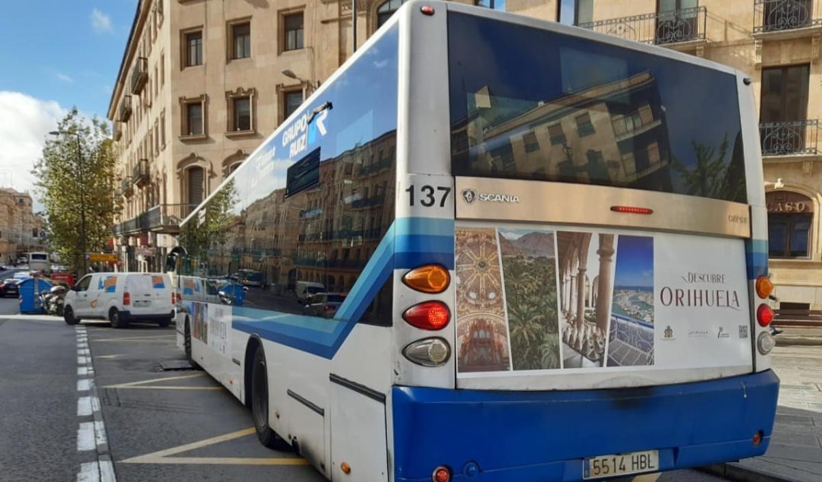 Un autobús de Salamanca con la publicidad oriolana.
