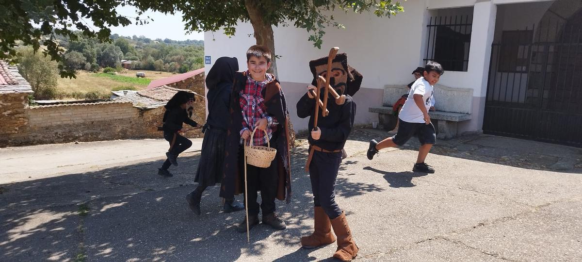 San Vicente de la Cabeza recupera El Atenazador, la única mascarada ibérica del verano.