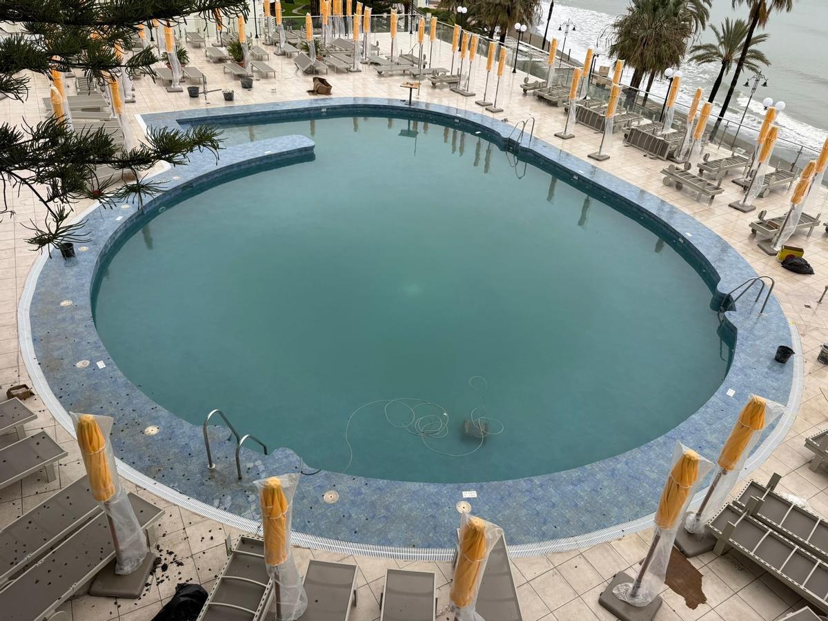 El Hotel Riviera abre este viernes, 6 de marzo, tras reformar las habitaciones y las zonas comunes.