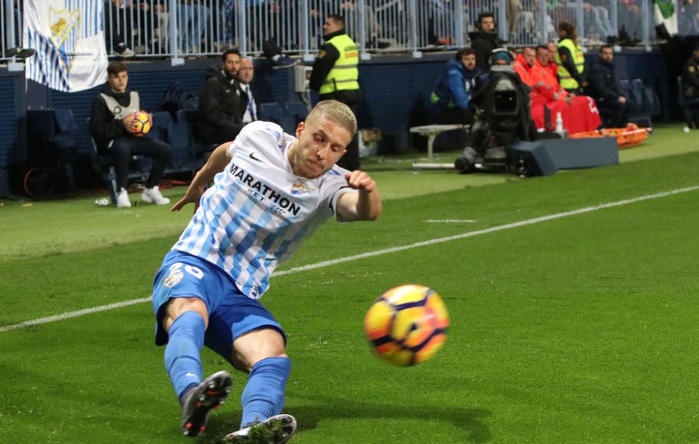 Las imágenes del derbi andaluz en La Rosaleda, que estuvo precedido de un minuto de silencio en memoria de Pablo Ráez. Sobre el césped, el conjunto bético remontó un choque en el que el Málaga CF no estuvo bien.