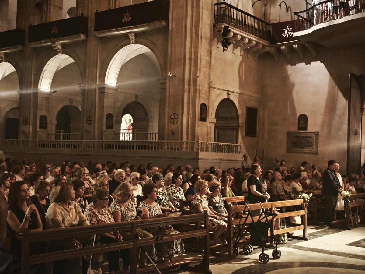 Basílica llena durante la misa de despedida de la Virgen de la Asunción sobre su llit.