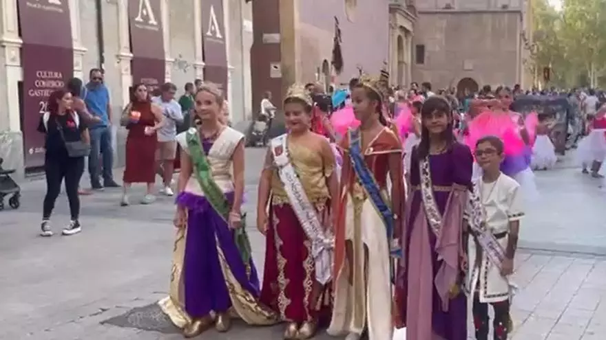 Desfile Infantil de Moros y Cristianos por las calles de Murcia.