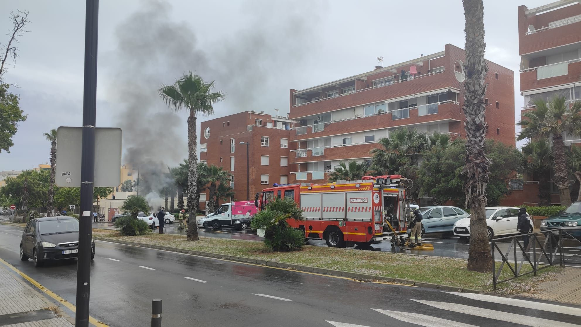 Galería: Arde un coche aparcado frente al Hospital Can Misses