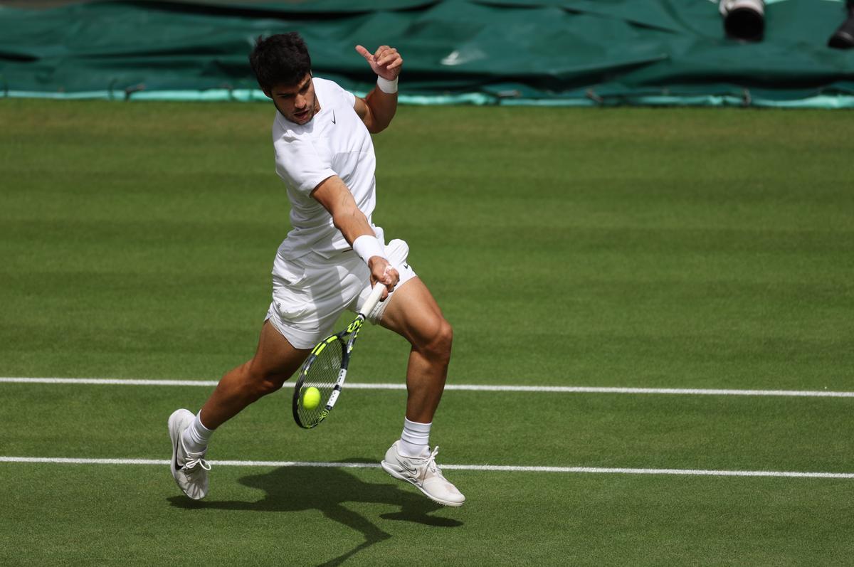 Wimbledon (United Kingdom), 16/07/2023.- Carlos Alcaraz of Spain in action during the Men’s Singles final match against Novak Djokovic of Serbia at the Wimbledon Championships, Wimbledon, Britain, 16 July 2023. (Tenis, España, Reino Unido) EFE/EPA/ISABEL INFANTES EDITORIAL USE ONLY