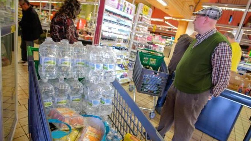 Un carro lleno de agua embotellada en un supermercado de Petrer.