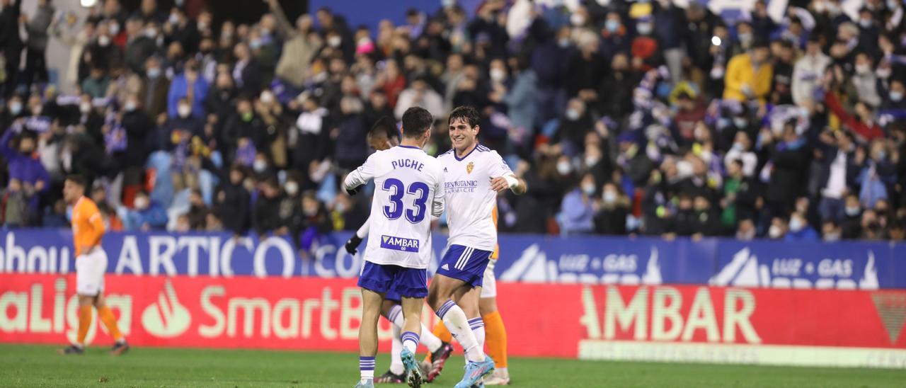 Puche y Azón se abrazan al término del partido ante el Fuenlabrada.