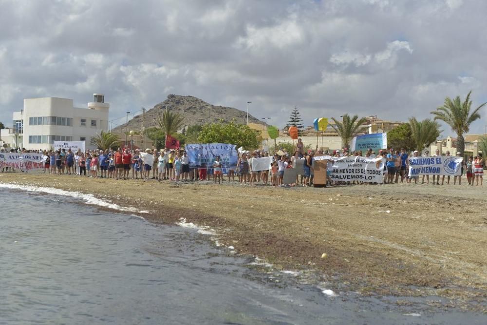 Protesta ante un Mar Menor que amanece cubierto de espuma