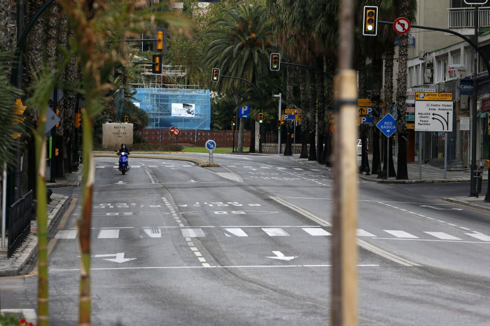 Con más de una semana de confinamiento cumplida, la ciudad de Málaga sigue dejando imágenes desoladoras en sus calles. Pocos transeúntes en puntos siempre tan bulliciosos como el Muelle Uno o apenas tráfico en el Paseo de los Curas, normalmente atestado de vehículos a cualquier hora del día.