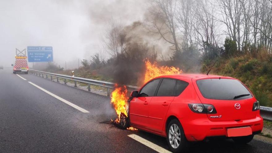 El coche en llamas en plena A-52. // FdV