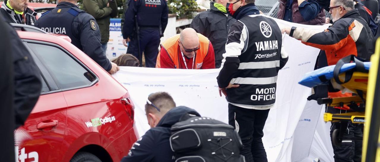 Personal sanitario atiende al ciclista italiano Sonny Colbrelli, en la meta de Sant Feliu de Guíxols.