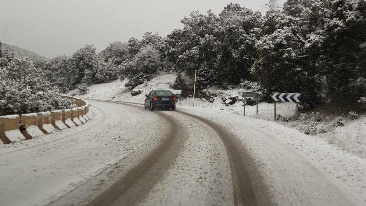 Empieza a caer en els Ports, la Tinença y el Alto Palancia la primera nevada del 2020