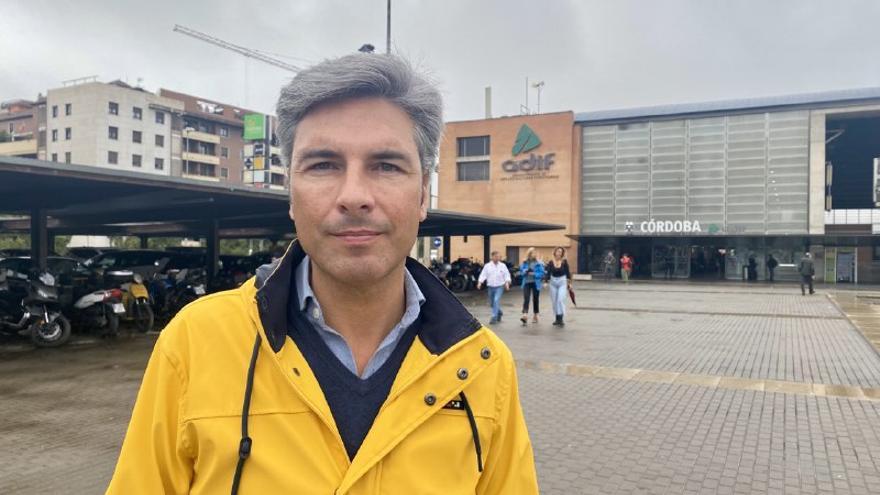 Andrés Lorite, diputado del PP, junto a la estación de tren de Córdoba.