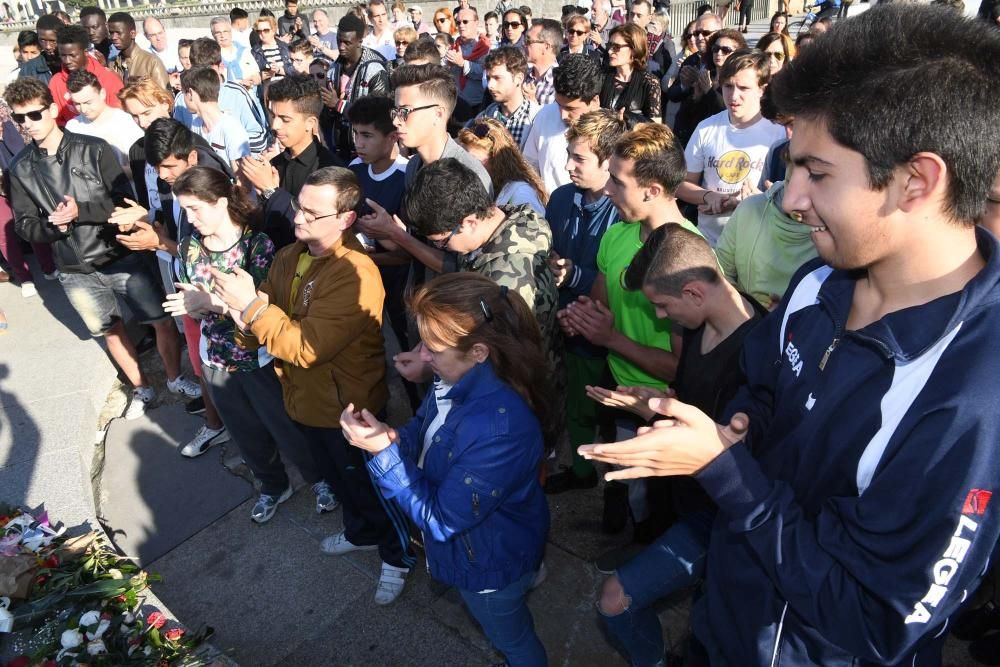 Homenaje en el Orzán al joven ahogado en la playa