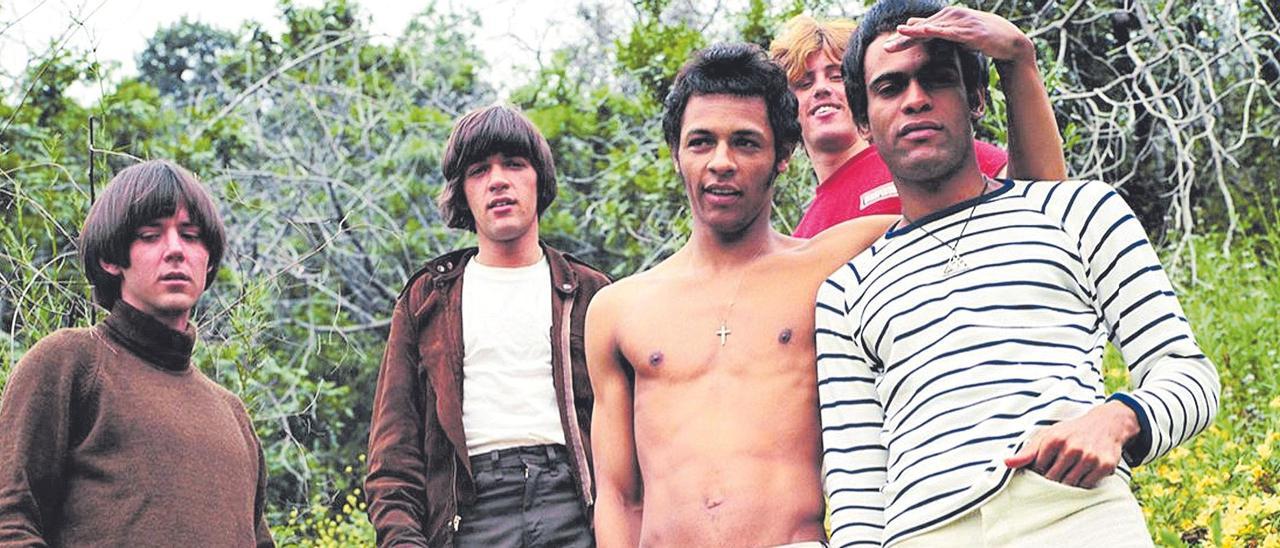 Love, con la alineación que grabó ‘Forever changes’. De izquierda a derecha, Michael Stuart, Ken Forssi, Arthur Lee (en bañador), Bryan MacLean y Johnny Echols