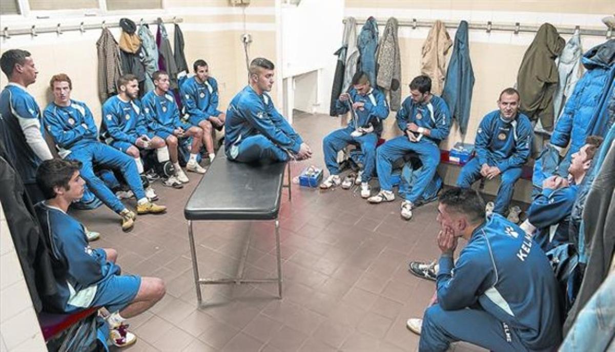 La plantilla del Marfil Santa Coloma, el quart classificat de la Lliga de futbol sala, es reuneix al vestidor del pavelló abans d’un entrenament.