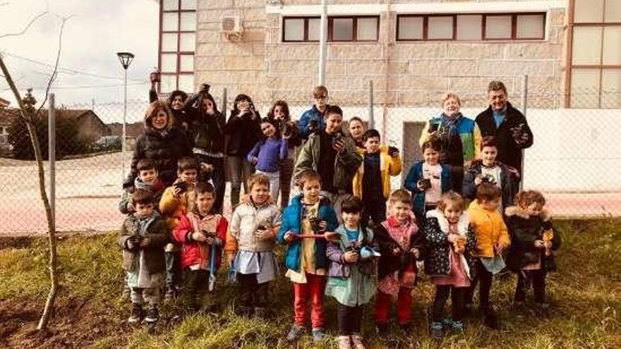 Grupo de alumnos y profesores junto a un nuevo árbol. // FdV