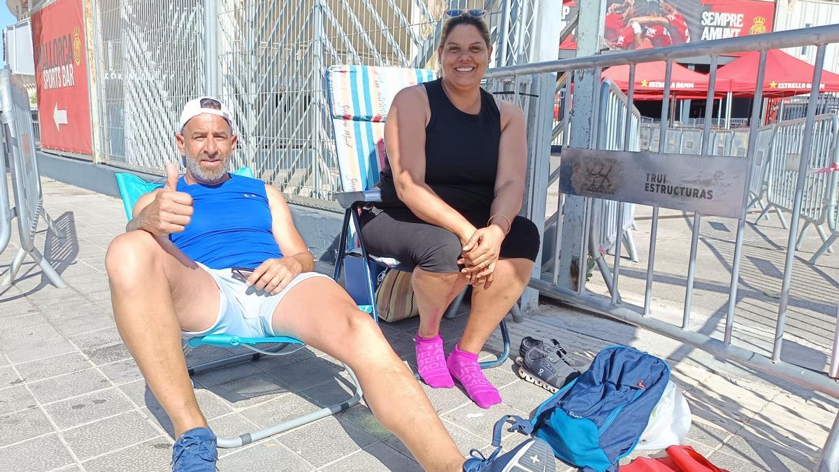 Pedro Amparo y Amparo Torres, dos fans de Alejandro Sanz en la cola que se ha formado frente al Estadi Son Moix