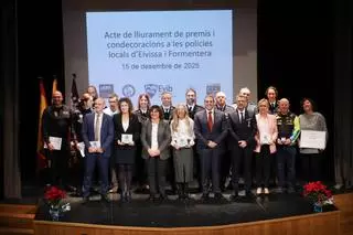 Todas las imágenes de la entrega de condecoraciones a policías locales de Ibiza en el Teatro España