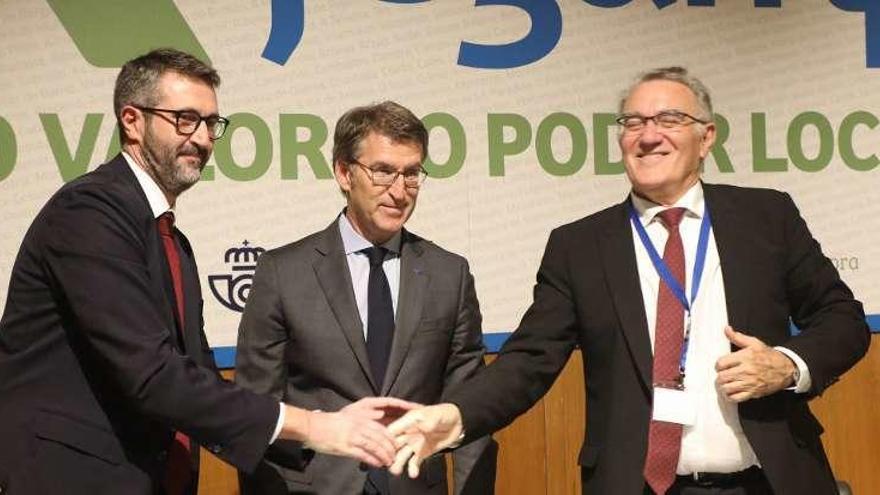 Alberto Varela, Núñez Feijóo y Alfredo García, ayer, en la Asamblea de la Fegamp. // Xoán Álvarez