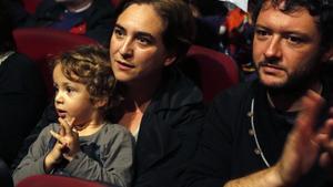 ADA COLAU, CON LUCA Y ADRIÀ ALEMANY. La futura alcaldesa de Barcelona, con su hijo de 4 años y su pareja, en la asamblea ciudadana de Podemos, el pasado noviembre.