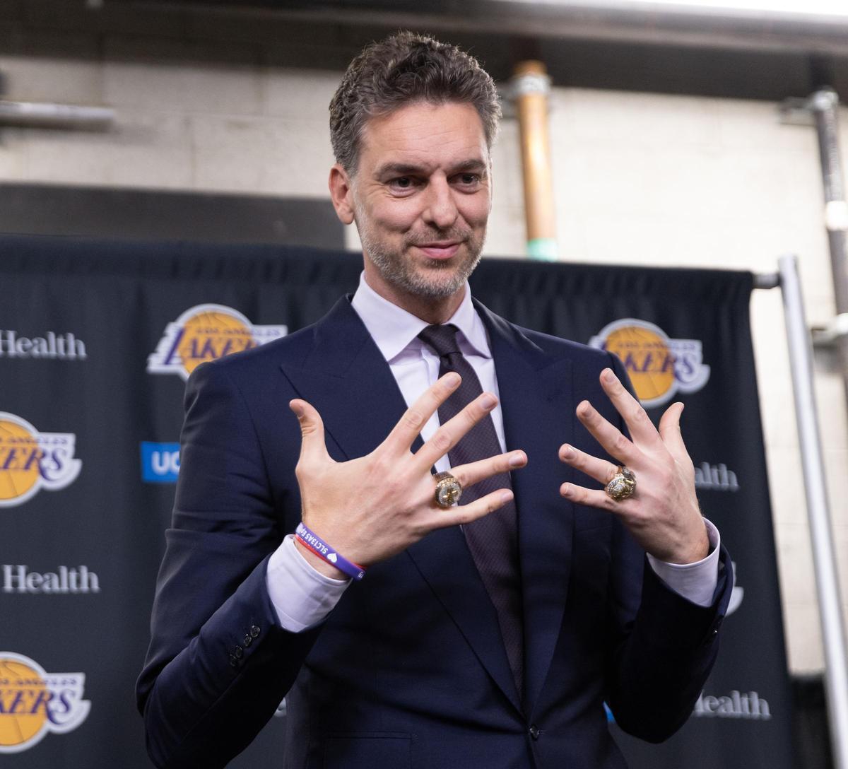 -FOTODELDÍA- AME476. LOS ÁNGELES (ESTADOS UNIDOS), 07/03/2023.- El español Pau Gasol posa con sus dos anillos de la NBA en una rueda de prensa hoy, antes del partido de la NBA entre Los Angeles Lakers y Memphis Grizzlies en Crypto.Com Arena en Los Ángeles (EEUU). La ceremonia de retiro del número de Pau Gasol se realizará en el medio tiempo del juego. EFE/ Phillip Kim