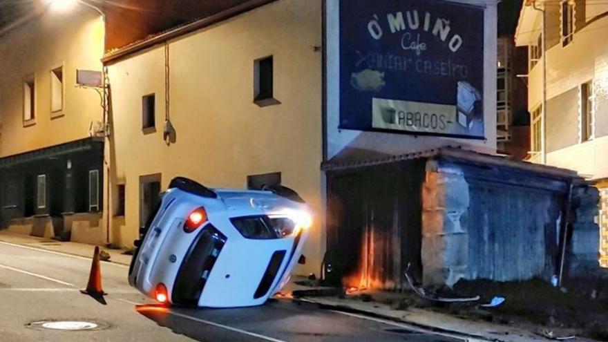 Vuelca con su coche en Feáns y abandona el lugar | @ELOYTP