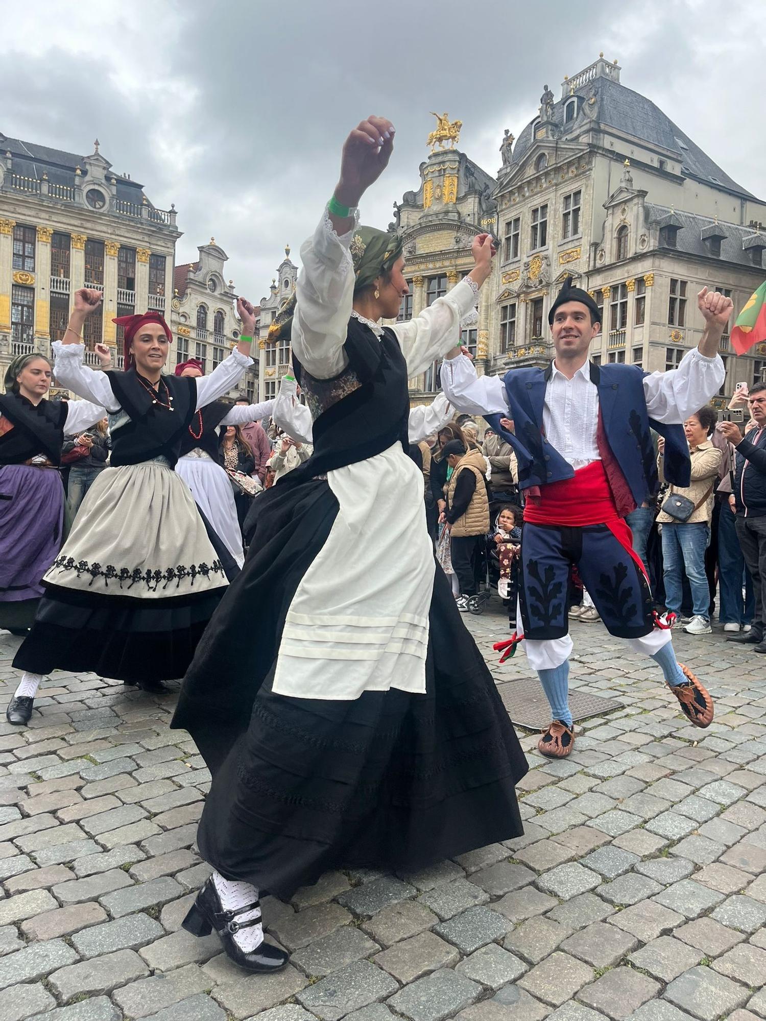El "Maneken Pis" escancia mea sidra vestido de asturiano