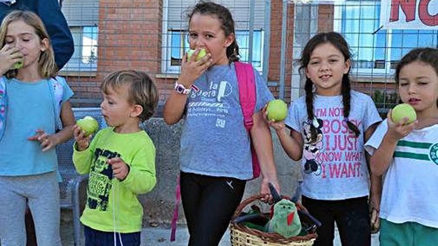 Repartiment de pomes a l&#039;escola Guillem de Montgrí, ahir.