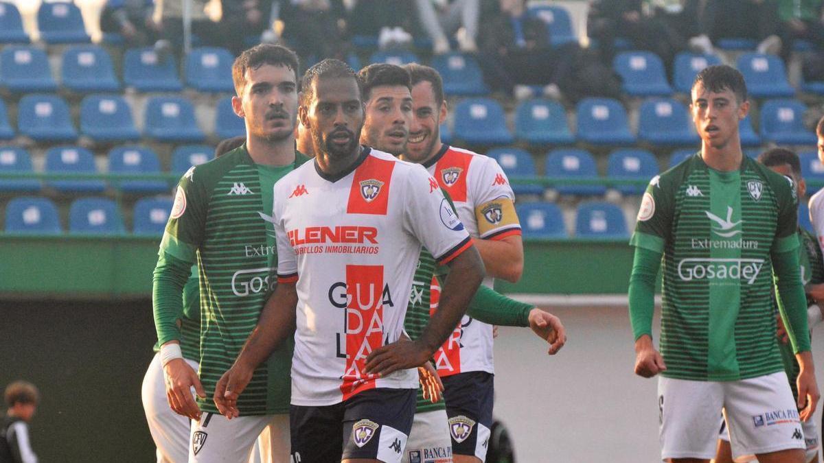 Jugadores de Villanovense y Guadalajara, durante el partido.