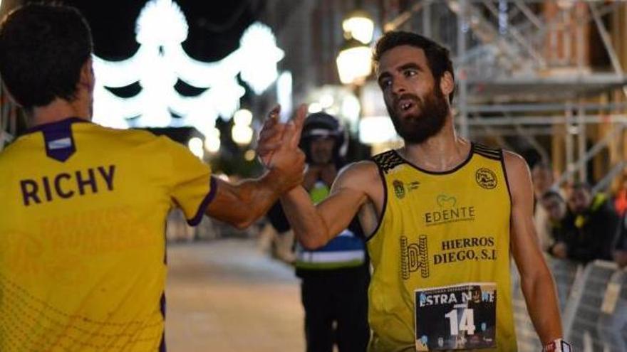 Adrián Picallo, saludando a un compañero. |   // RUNPHOTOS GALICIA