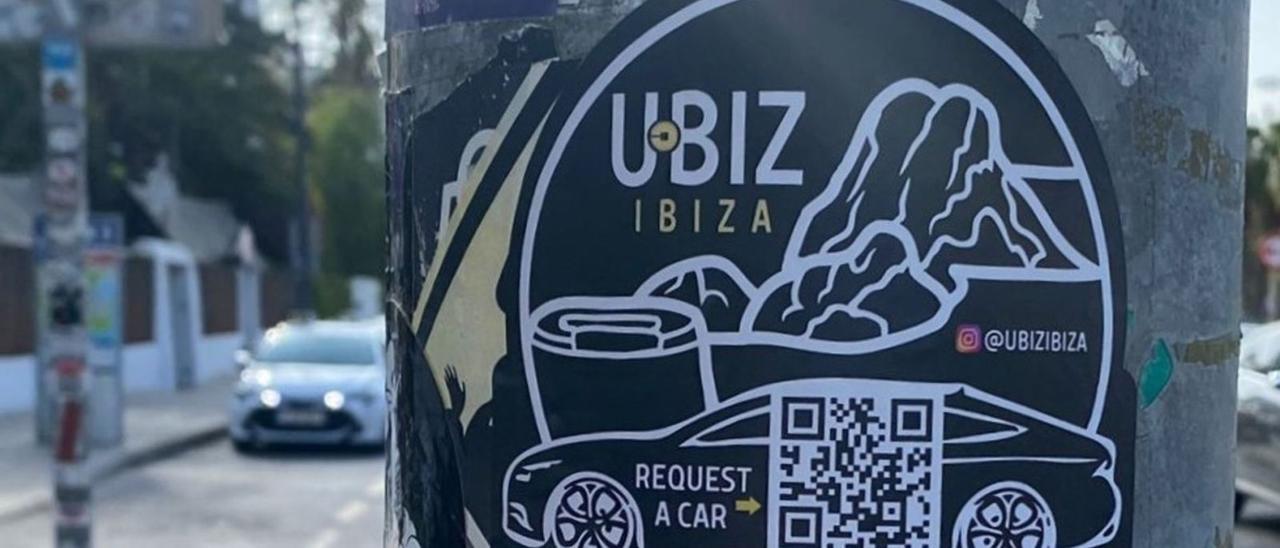 La plataforma Ubiz, que ofrece transporte ilegal, ha llegado a publicitarse con pegatinas junto a las paradas de taxi en las últimas semanas.