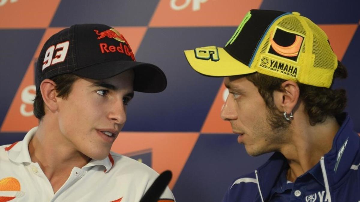 Marc Márquez y Valentino Rossi conversan en una conferencia de prensa.