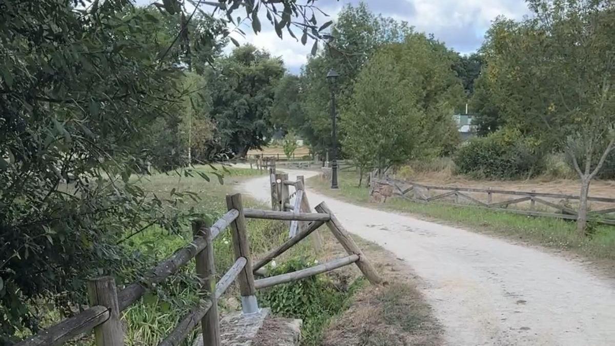 Una de las vallas de madera del paseo fluvial, rota.