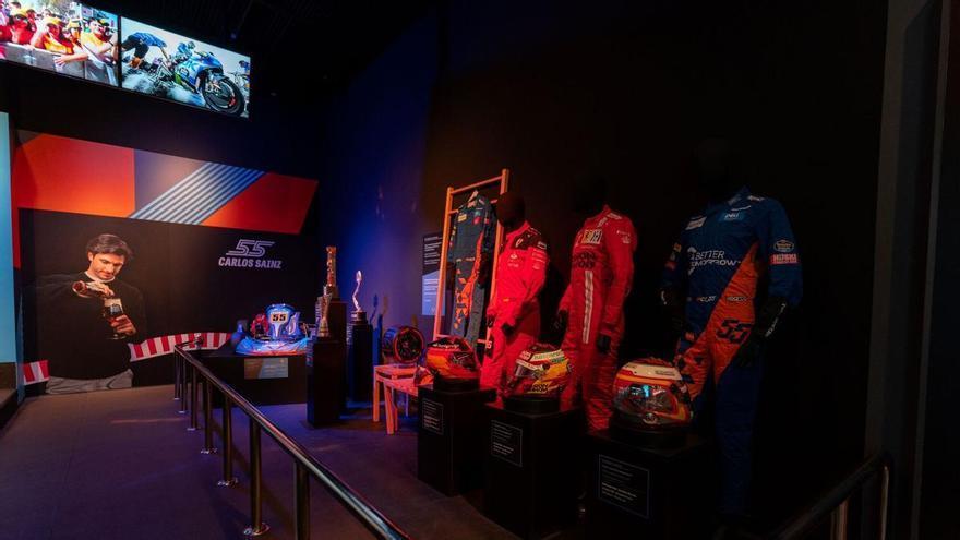 Los objetos de coleccionista de Carlos Sainz Jr., en una exposición del MEGA de A Coruña