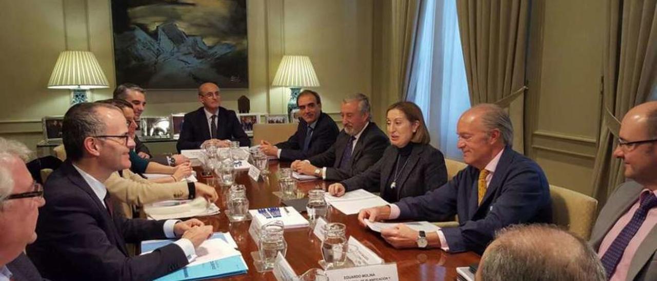 Una de las reuniones de la comisión del AVE en las que el Concello presentó varias exigencias. // FdV