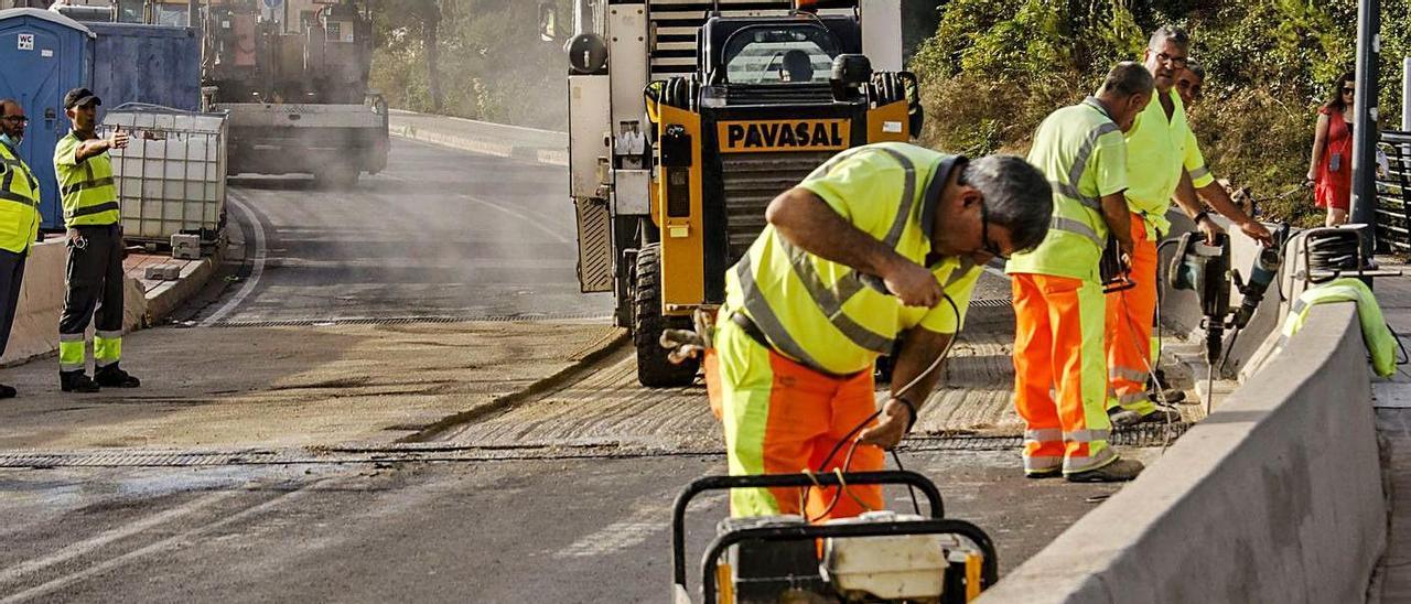 Obras en el puente Francisco Aura de Alcoy a primera hora de la mañana de ayer. |