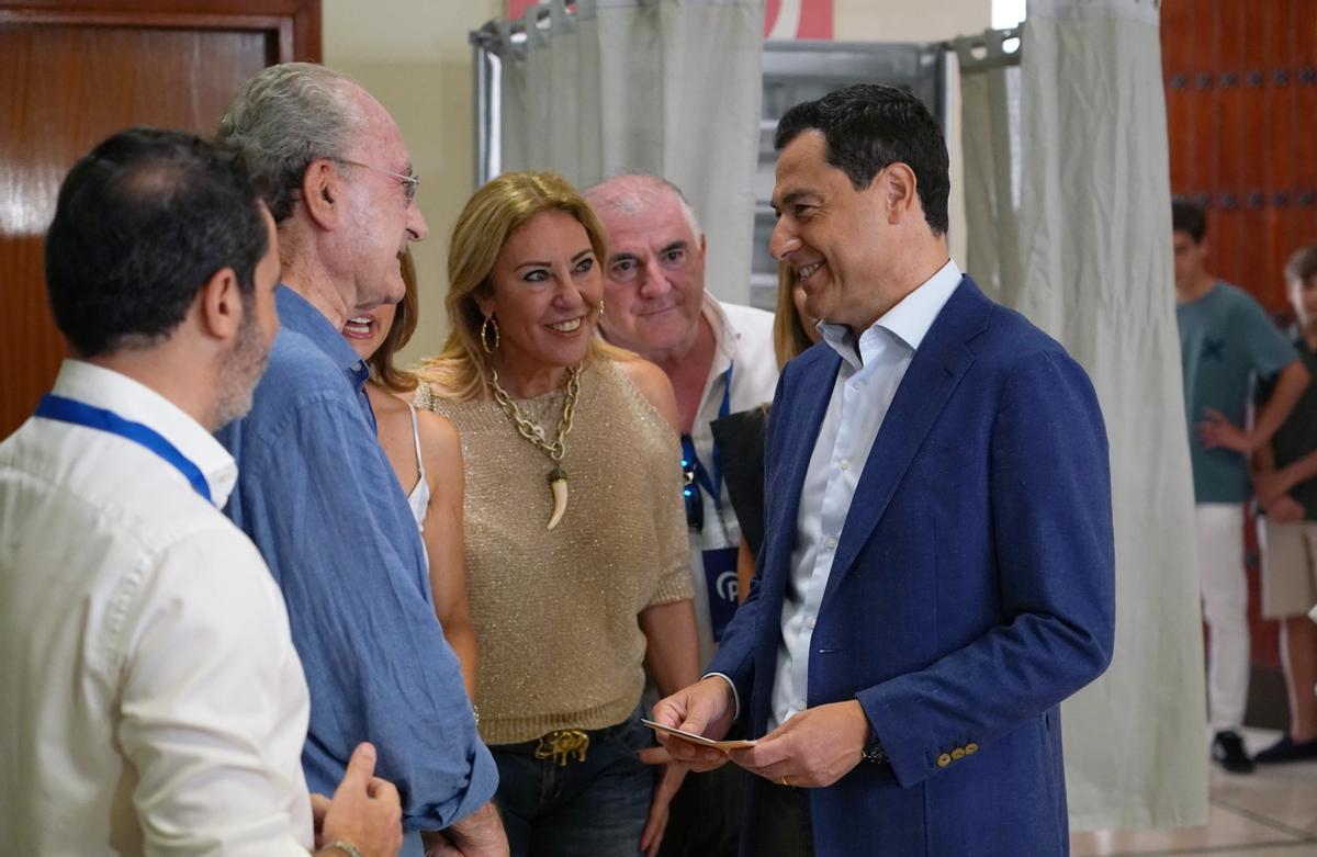 De la Torre con Juanma Moreno y otros líderes populares en la jornada electoral.