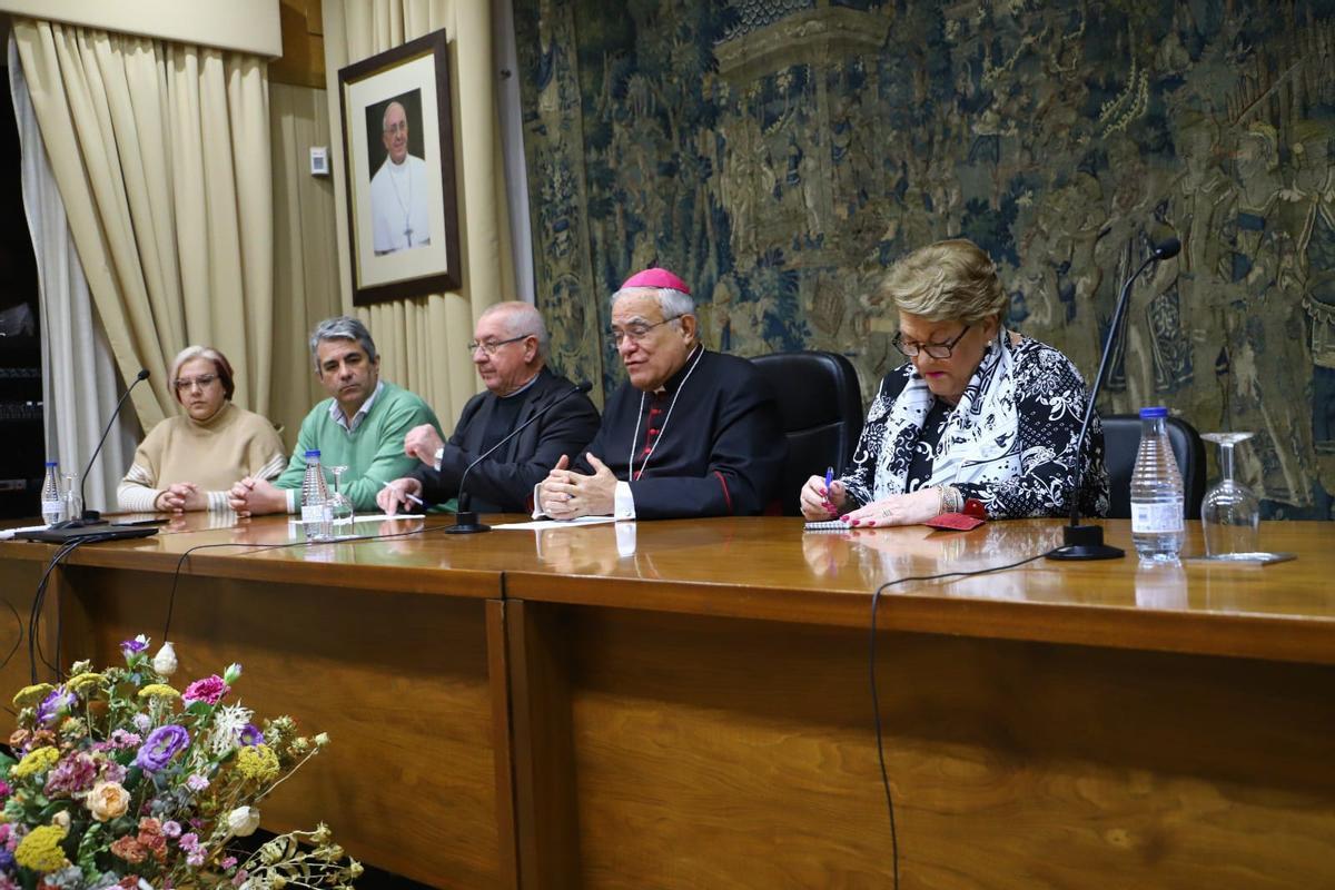 El obispo de Córdoba presidió el encuentro anual con los representantes de las hermandades y cofradías.
