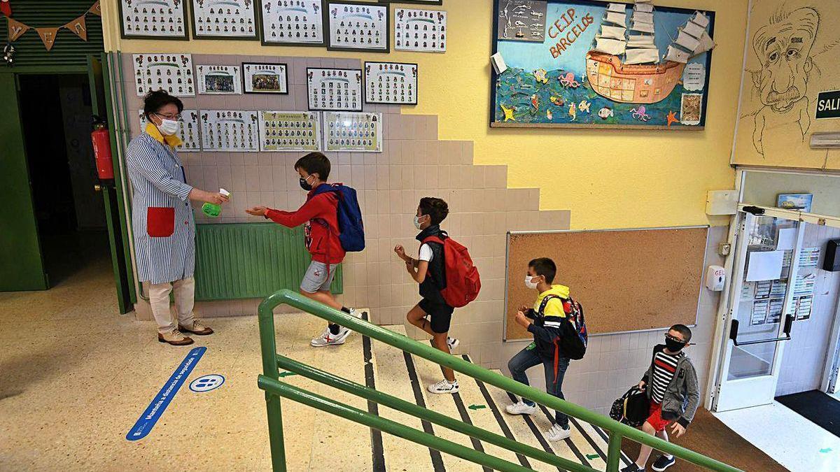 Vuelta al cole en Barcelos, donde los niños entran ordenados y se desinfectan las manos.