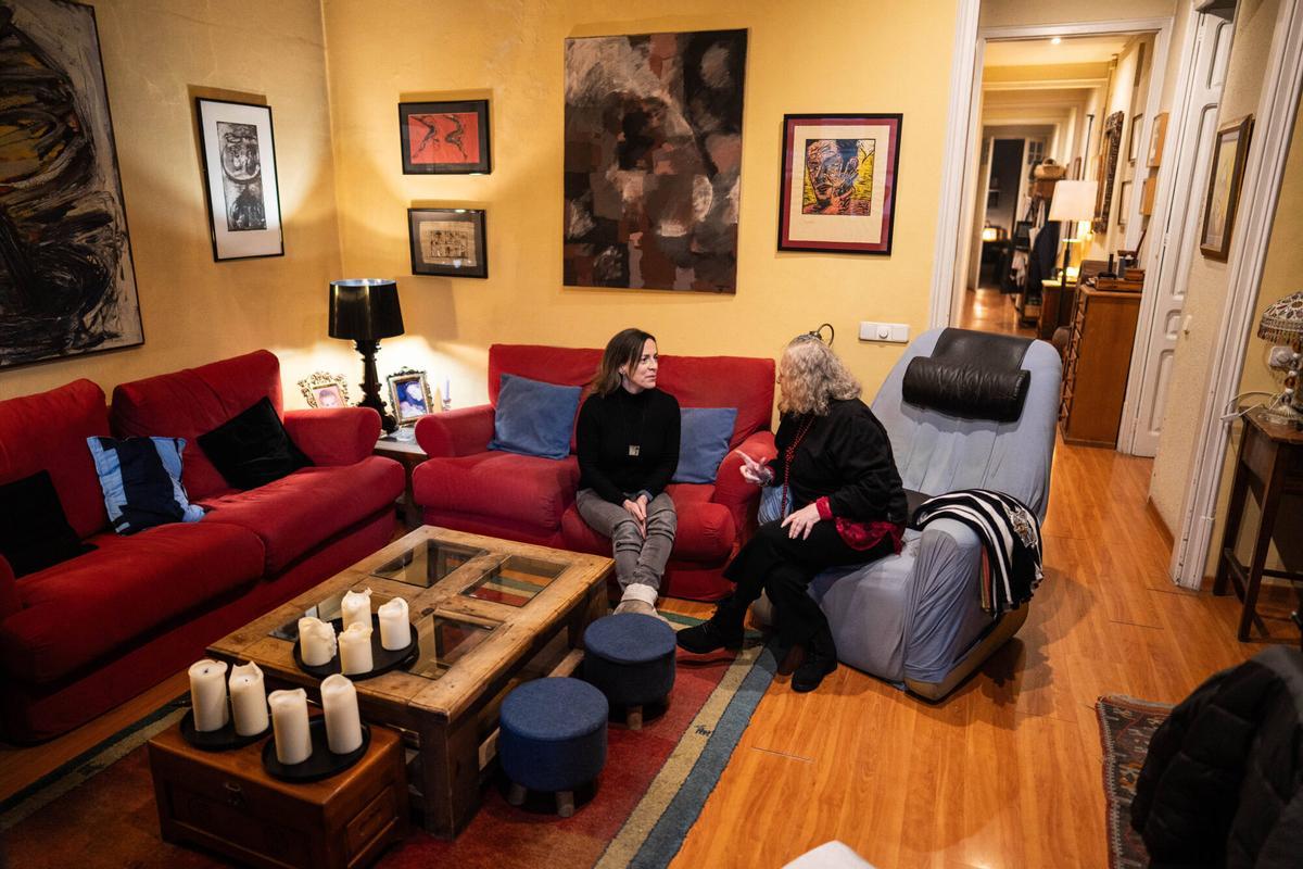 Rosario Castelló conversa con Maria, también afectada por la estrategia empresarial de Vandor, n su caso en la calle Avenir.