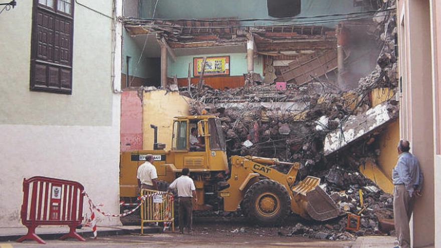 El teatro Atlante, en La Orotava, se comenzó a derribar en 2003 para construir un edificio de viviendas y garajes en pleno casco urbano.