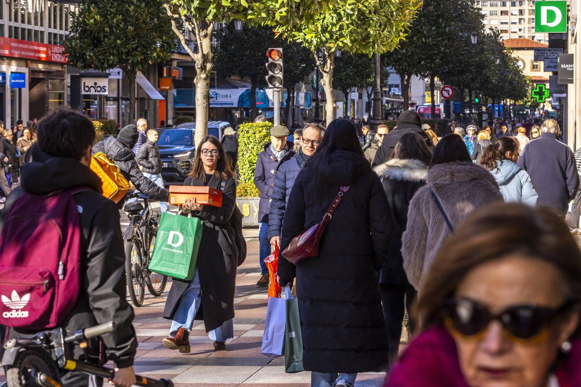 EN IMÁGENES: El  tiempo gélido anima las rebajas en Oviedo
