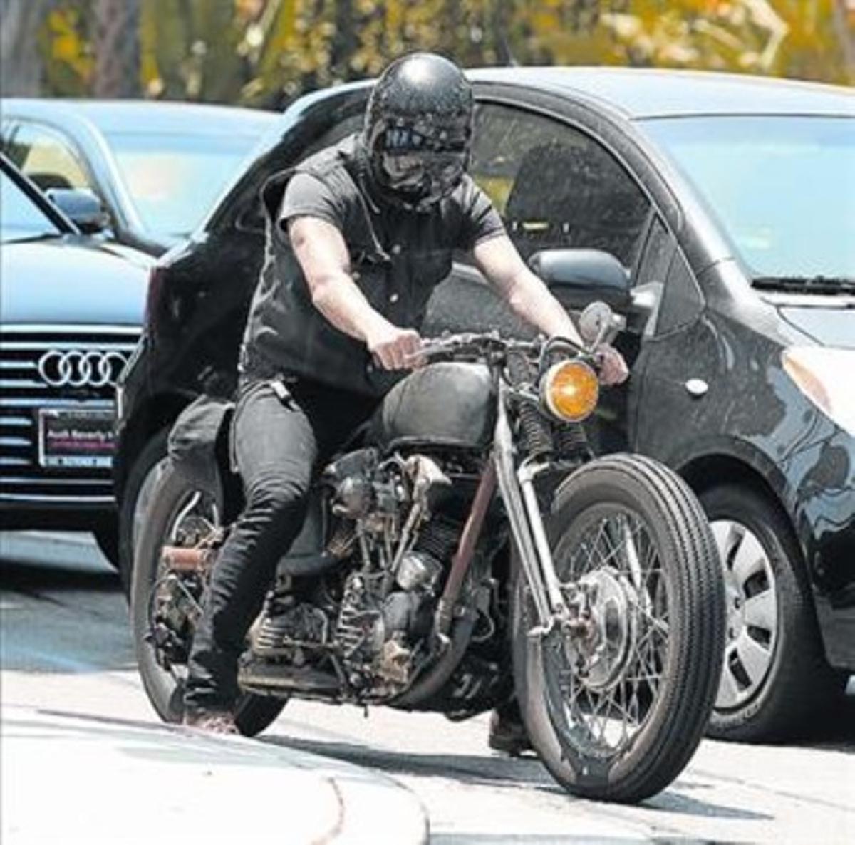 Beckham passeja amb la moto per Los Angeles..._MEDIA_1